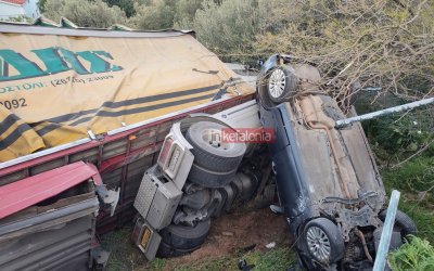 Σοκαριστικό τροχαίο στα Βλαχάτα! Νταλίκα ντελαπάρισε και παρέσυρε μαζί σταθμευμένο ΙΧ – Άγιο είχε ο οδηγός! (εικόνες/video)