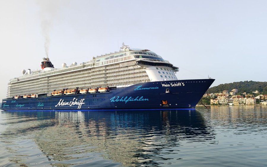 To πελώριο κρουαζιερόπλοιο Mein Schiff 5 και σήμερα στο λιμάνι του Αργοστολίου!