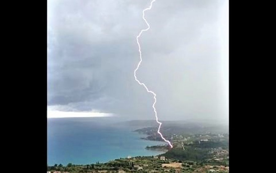 Κεφαλονιά: Εντυπωσιακή εικόνα με κεραυνό κατά την διάρκεια της καταιγίδας!