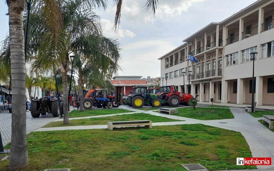 Αυτόνομοι αγροκτηνοτρόφοι από τα μπλόκα του 2016, παρέταξαν τα τρακτέρ τους έξω από την Περιφερειακή Ενότητα Κεφαλονιάς