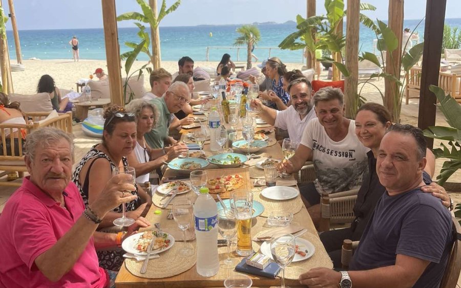 Κοινωνική συνάντηση στο beach bar Alaya στο Ξι