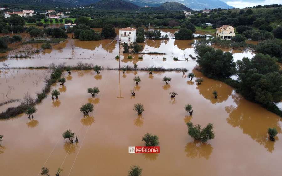 Ο τεράστιος όγκος νερού στον κάμπο των Περατάτων