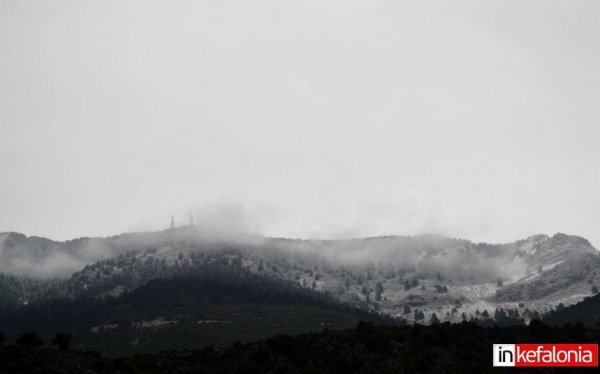 Σήμερα μπαίνει και επίσημα ο χειμώνας - Η χιονόπτωση στον Αίνο συνεχίζεται