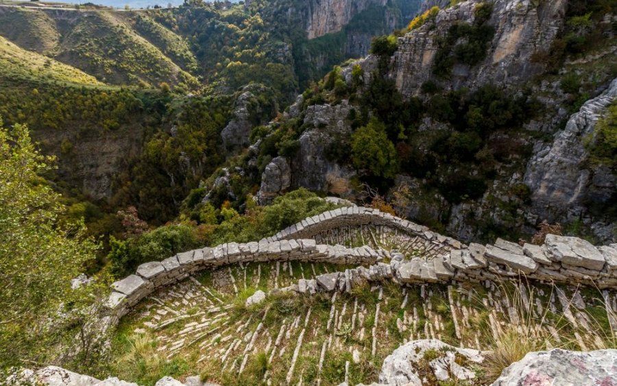 Σκάλα Βραδέτου: Η πιο παράξενη πέτρινη σκάλα της Ελλάδας- Χρειάστηκαν 20 χρόνια για την κατασκευή της