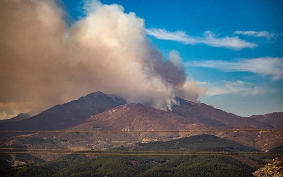 Μεγάλη φωτιά μαίνεται στο Παπίκιο Όρος για 13 μέρες, πέρασε στην πλευρά της Βουλγαρίας