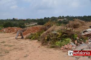 Μετέτρεψαν σε χωματερή κεντρικό σημείο δίπλα στο δρόμο (εικόνες)