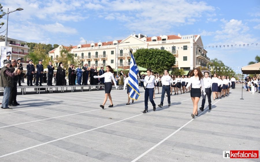 «Τα νιάτα, μας γέμισαν αισιοδοξία!» - Η παρέλαση για την επέτειο του «ΟΧΙ» στο Αργοστόλι! Πλήθος κόσμου καταχειροκρότησε τους συμμετέχοντες (εικόνες/video)