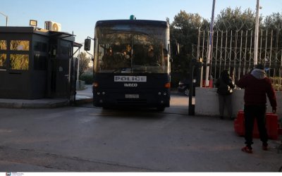 Κρίσιμες ώρες για τον 31χρονο αστυνομικό: Ελεύθεροι και οι 424 προσαχθέντες οπαδοί του Ρέντη