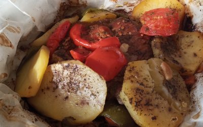 Μοσχαρίσια μπριζόλα στη λαδόκολλα με λαχανικά από την Σία Λαδά