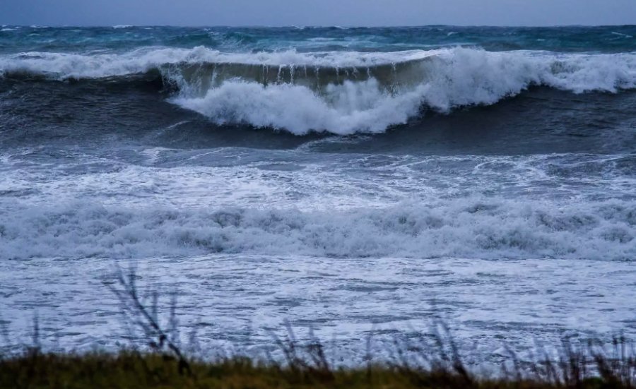 Κυπαρισσία: Γυναίκα παρασύρθηκε από κύματα και πνίγηκε μπροστά στον άντρα της