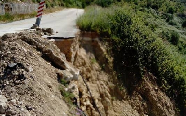 Δρόμος... υπό κατάρρευση σε περιοχή προς Πόρο