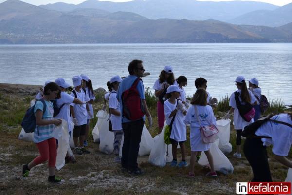 Ληξούρι : Tίμησαν την παγκόσμια ημέρα περιβάλλοντος καθαρίζοντας τις παραλίες (εικόνες)