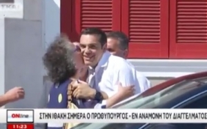 Ο χαιρετισμός του Πρωθυπουργού με την Αφροδίτη Θεοπεφτάτου στην Ιθάκη (VIDEO)