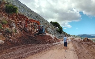 Τραυλός: Αποκατάσταση προβλημάτων που δημιούργησε στο οδικό δίκτυο της Κεφαλονιάς η κακοκαιρία “Petar” (εικόνες)