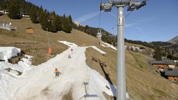 Ξέμειναν από... χιόνι τα resorts και τα σαλέ στις Αλπεις!