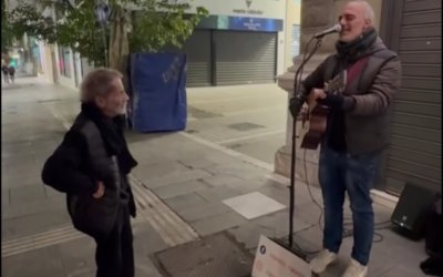 Όταν ο Σταύρος Ξαρχάκος άκουσε και αγκάλιασε έναν πλανόδιο μουσικό