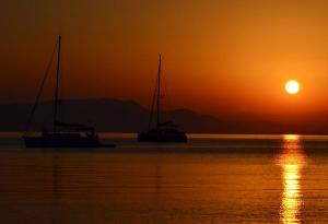 Ανατολή ηλίου στην παραλία Φιλιατρό Ιθάκης (εικόνες)