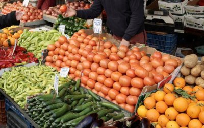 Δίχως τέλος οι ανατιμήσεις σε φρούτα και λαχανικά – Απλησίαστα ακόμη και στη λαϊκή αγορά