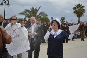 Αλεύρωσαν το Δήμαρχο! (VIDEO)