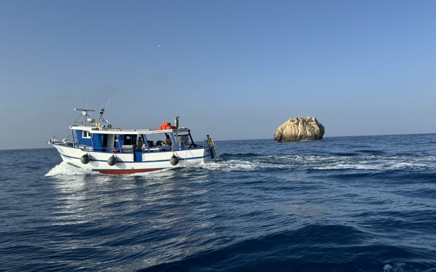 Το καΐκι αναχωρεί από τη μαρίνα της Αγίας Πελαγίας στην Κεφαλονιά/Photo: Δημήτρης Σταθόπουλος