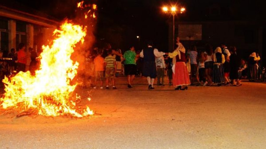 Π.Σ. Σβορωνάτων &quot;Αγία Πελαγία&quot; : Αναβιώνουμε το έθιμο του Αϊ Γιάννη του λαμπαδάρη