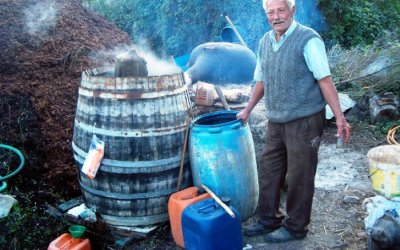 Το τσίπουρο του μπάρμπα Σπύρου Παπαδάτου στα Καλάτα