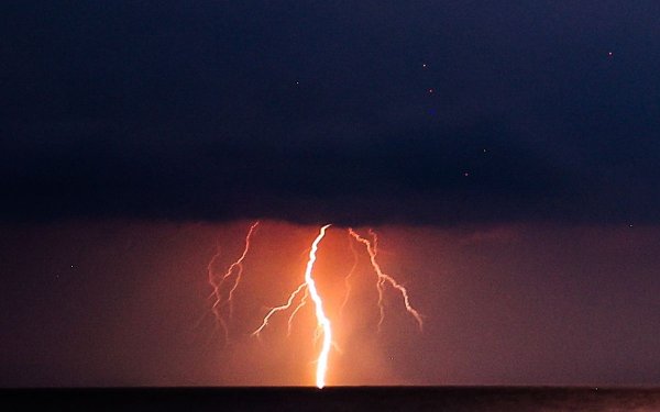 Τι πρέπει να κάνεις σε περίπτωση κεραυνού: Οδηγίες ασφαλείας