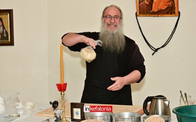 Πώς φτιάχνεται το πρόσφορο της Θείας Λειτουργίας – Το ξεχωριστό μάθημα με τον πατέρα Βασίλειο Παυλάτο στην Μονή Αγίου Ανδρέα