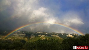 Ουράνιο τόξο με φόντο τον Αίνο (εικόνες)