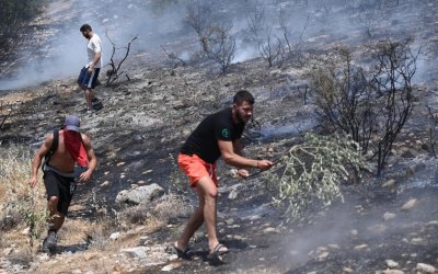 Οι κάτοικοι σε Βούλα, Βάρη και Άνω Γλυφάδα μετρούν τις πληγές τους - Σε ύφεση το πύρινο μέτωπο - Στη μάχη από το πρωί τα εναέρια μέσα