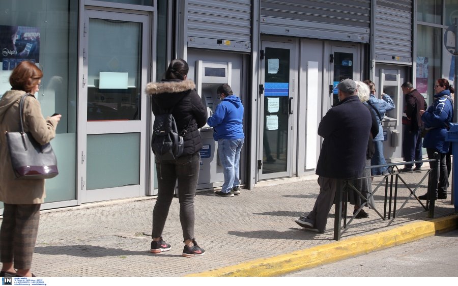 Tέλος τα μετρητά στα επιδόματα: Καταβολή σε κάρτες, «μπλόκο» σε ορισμένες συναλλαγές