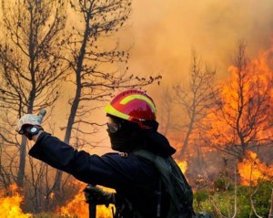 Πυροσβεστική διάταξη για την πρόληψη και αντιμετώπιση πυρκαγιών