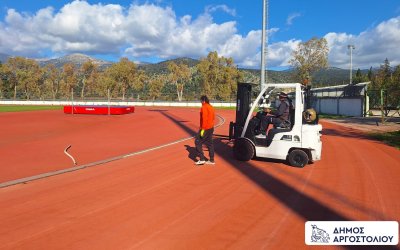 Ξεκίνησαν οι εργασίες για τον νέο τάπητα στίβου στο ΔΑΚ Αργοστολίου