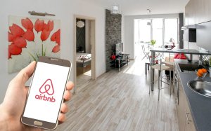 Airbnb: Νέοι κανόνες στην ΕΕ για τις βραχυχρόνιες μισθώσεις ακινήτων