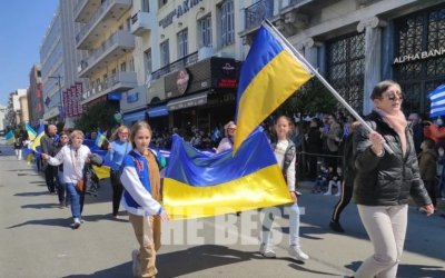 Πάτρα: Καταχειροκροτούμενοι Ουκρανοί πρόσφυγες παρέλασαν για την 25η Μαρτίου (εικόνες)