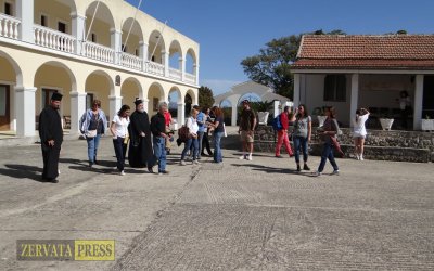 Ξένοι ανταποκριτές και δημοσιογράφοι στα Θέματα στην Ιερά Μονή! (εικόνες)