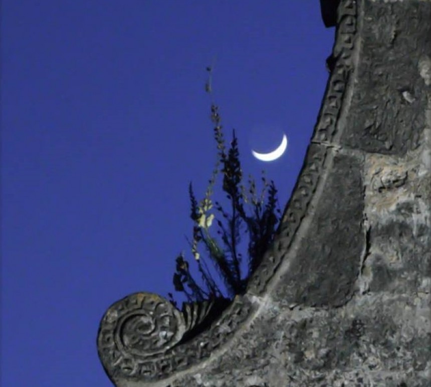 Ένα μισοφέγγαρο πάνω από το Κάστρο...