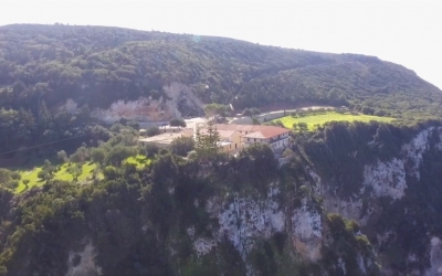 Πετάμε πάνω από τη Μονή των Κηπουραίων (video)