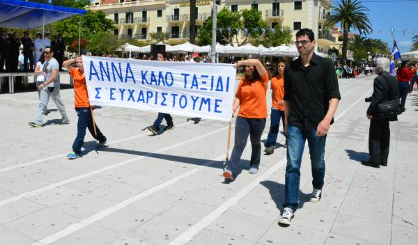 Εκδηλώσεις 21ης Μαϊου: Παρέλαση σε φορτισμένη συναισθηματικά ατμόσφαιρα (εικόνες)