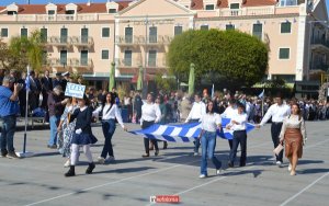 Με Περηφάνια Παρέλασαν οι Μαθητές του Αργοστολίου τιμώντας την 28η Οκτωβρίου (1/2)