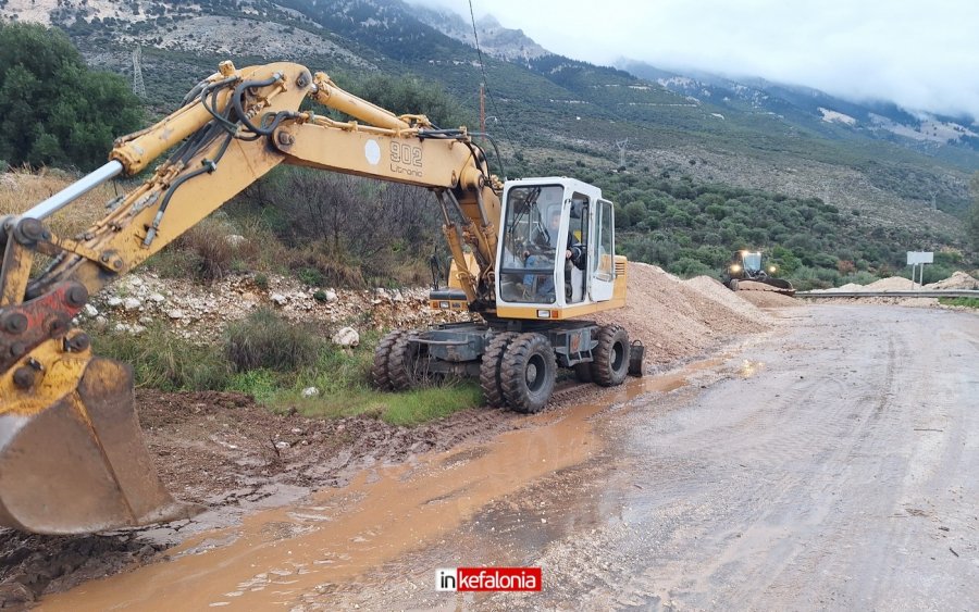 Νέα προβλήματα από την κακοκαιρία - Άνοιξε ο δρόμος στα Βλαχάτα που είχε κλείσει από την έντονη βροχόπτωση (video)