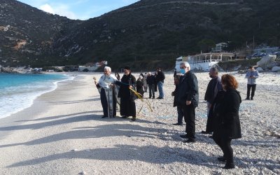 Η ρίψη του Σταυρού στην Παραλία των Πετανών (εικόνες)