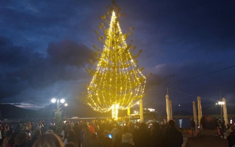 Άναψε το χριστουγεννιάτικο δέντρο στη Σάμη