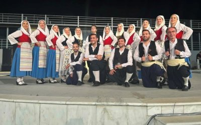 Το χορευτικό τμήμα ενηλίκων της Αδελφότητας στην εκδήλωση ''Οι Χοροί της Θάλασσας'' στον Πειραιά