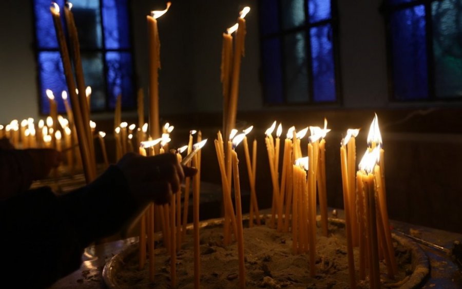 Ιερέας τέλεσε λειτουργία παρά την απαγόρευση - Ο γιος του τραυμάτισε αστυνομικούς