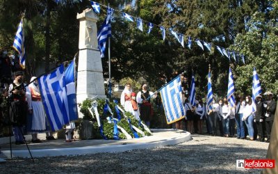 25ης Μαρτίου: Η Δοξολογία στην Μητρόπολη και οι καταθέσεις στεφάνων στο Νάπιερ στο Αργοστόλι (εικόνες)