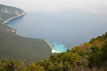 Από την κορφή της Σέλας, στην παρθένα παραλία της Κουτσουπιάς