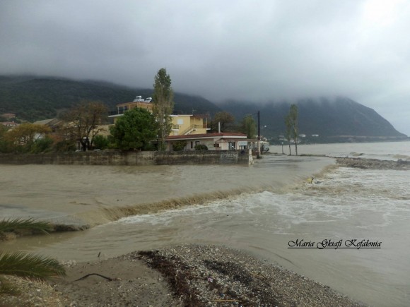 Φούσκωσε το ποτάμι στον Πόρο (εικόνες)