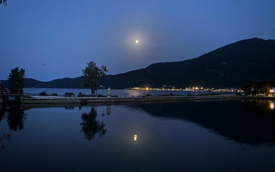 Η Πανσέληνος του Μαρτίου &quot;λούζει&quot; την λίμνη και τον κόλπο της Σάμης (εικόνες)