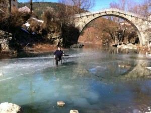 Πάγωσε το ποτάμι στη Βωβούσα και οι κάτοικοι έβγαλαν τραπεζάκια έξω...